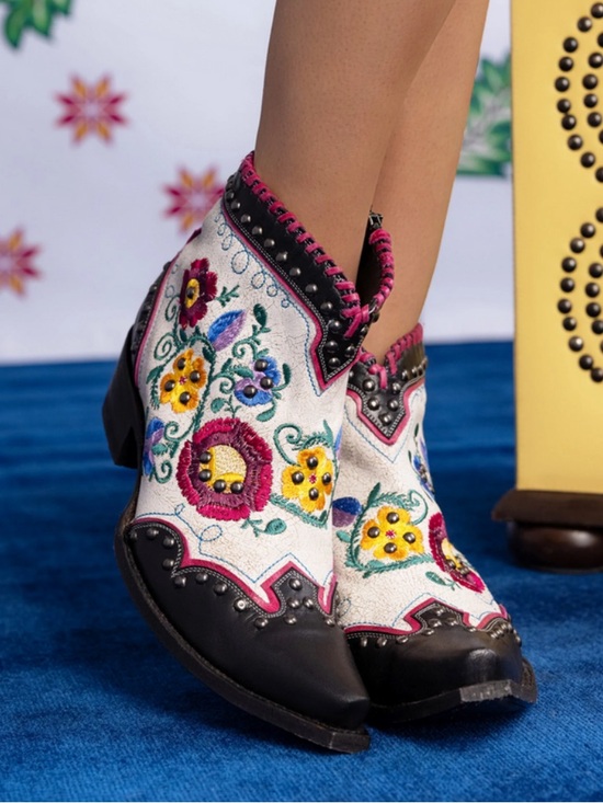 Double D Ranch Shoes - Double D Ranch Double Talk  
Ankle Boots Floral Embroidery 
Size 9